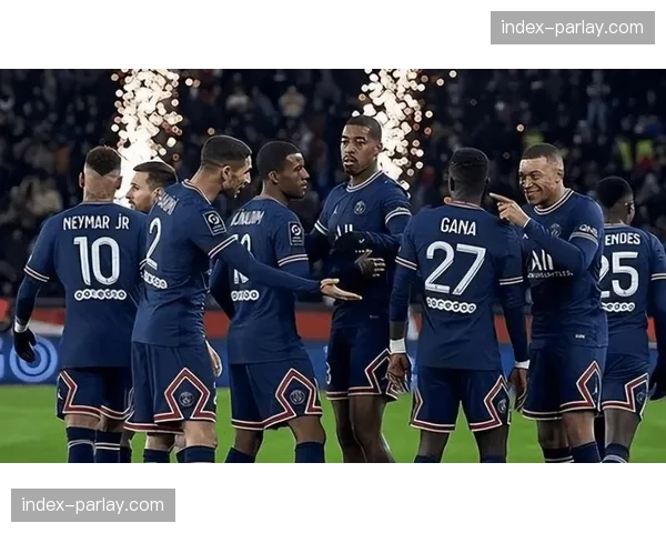 官方：因主队球迷投掷杂物，马赛vs巴黎比赛中断10分钟