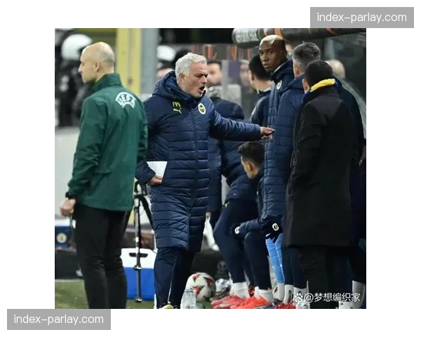 特写：穆里尼奥现场观战罗马比赛，与德罗西赛前交谈